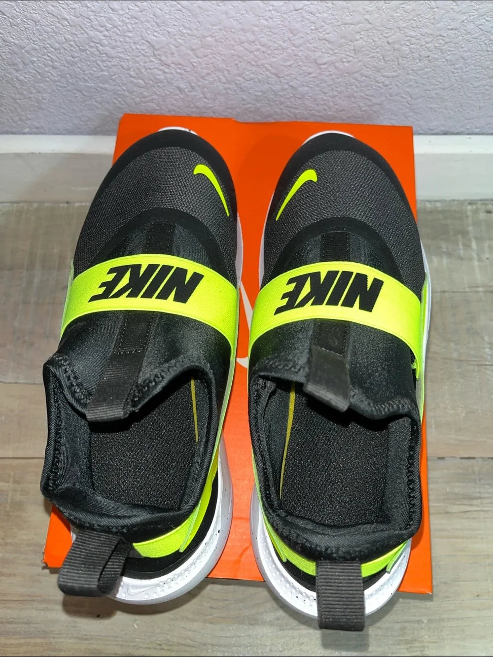 NIB Nike Flex Runner 4  Black with Lime Green & White Trim - Boys  Sz 6.5